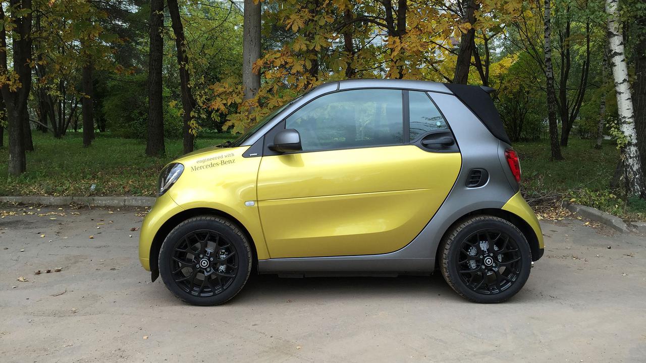 Обзор яркого и проворного городского микрокара Smart Fortwo Cabrio с возможностью трансформации в кабриолет