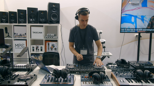 Выступления диджеев на стенде MPC Distribution на выставке Musikmesse Prolight + Sound NAMM Russia 2021